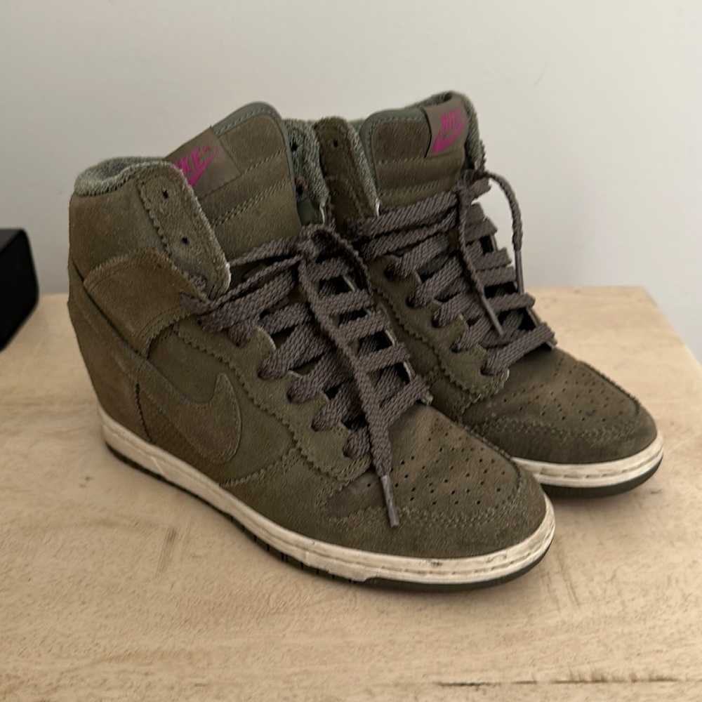 Women’s size 6 olive green suede high heel dunks